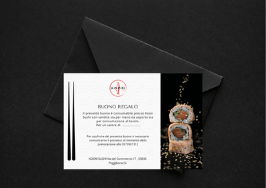 foto di un voucher per usufruire al Koori, con logo e immagine di sushi sullo sfondo nero e bacchette nere 